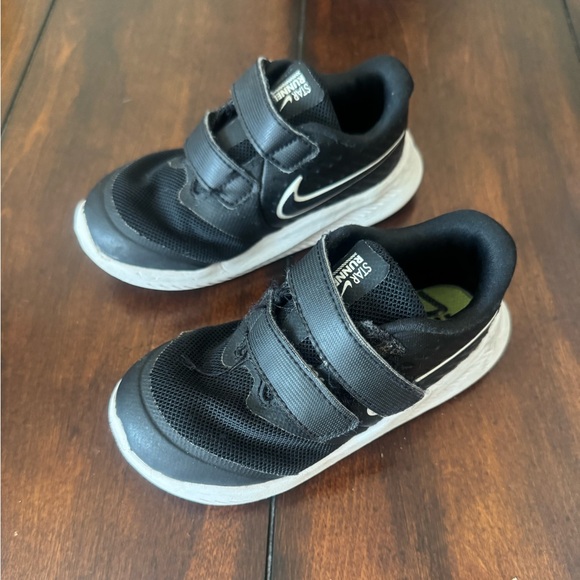 Nike Star Runner 2 Black & White Kids Shoes with Velcro Straps 8C - Picture 5 of 12